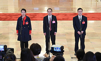 姜妍、康紅普、劉宗富代表接受采訪