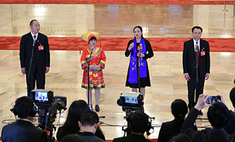 蔡松濤、杜麗群、楊小玲、賈立群代表接受采訪