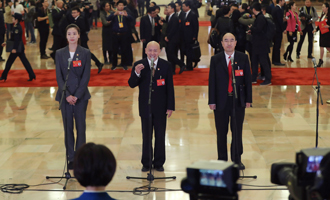 魏秋月、孟廣祿、薛晨陽代表接受采訪