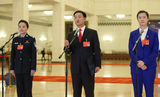 李貝、裴春亮、丁寧代表接受采訪