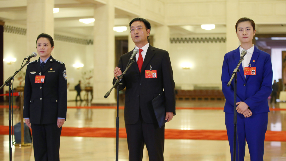李貝、裴春亮、丁寧代表接受采訪