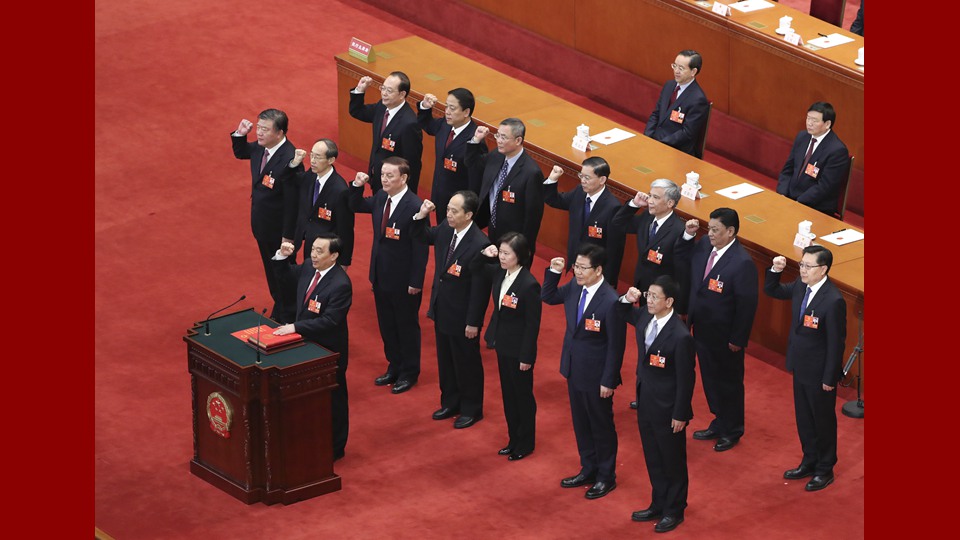 新當選的全國人大常委會副委員長、秘書長進行憲法宣誓