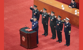 中央軍委副主席、委員進行憲法宣誓