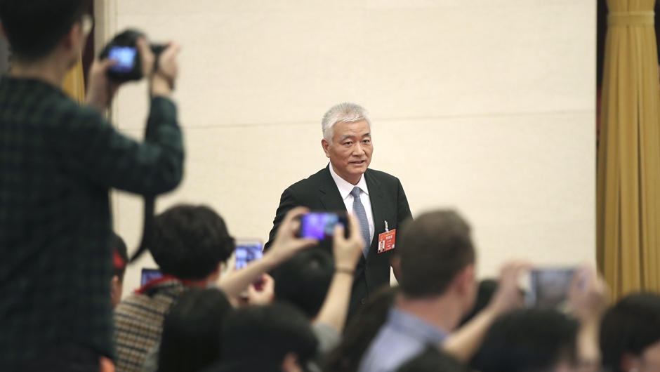 王志剛步入“部長(zhǎng)通道”，準(zhǔn)備接受采訪