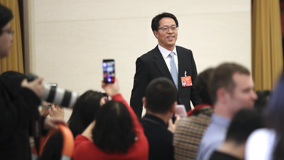 張曉明步入“部長(zhǎng)通道”，準(zhǔn)備接受采訪