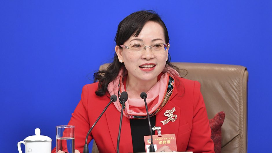 全國政協(xié)委員、湖南省湘西土家族苗族自治州政協(xié)副主席 石紅