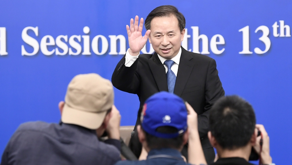 記者會開始前，李干杰向記者致意