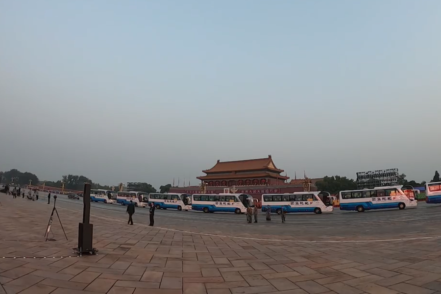 10月1日清晨的天安門城樓和長安街，燈火通明，正在準(zhǔn)備慶祝大會(huì)的工作人員雖然緊張忙碌，但仍顯得井然有序