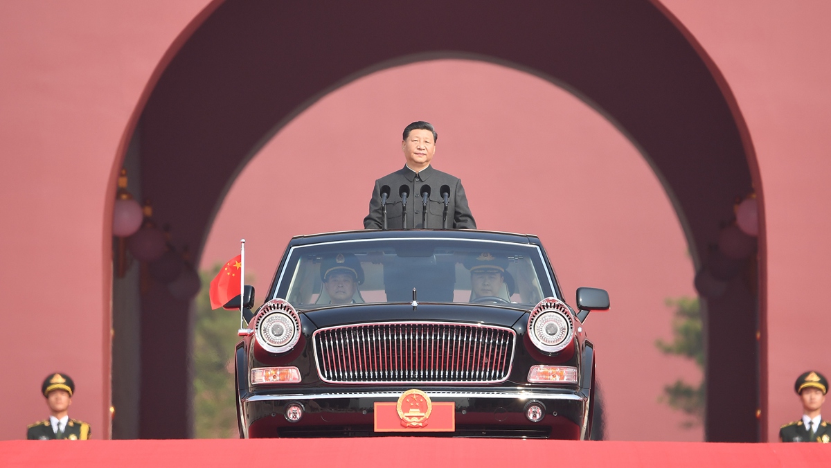 習(xí)近平乘坐檢閱車，經(jīng)過金水橋，駛上長安街