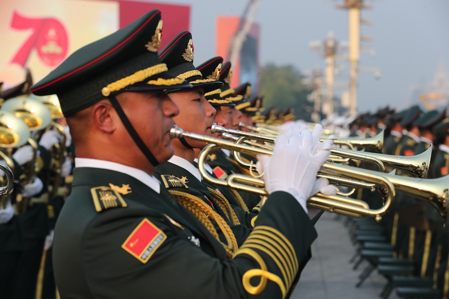 解放軍聯(lián)合軍樂團(tuán)在廣場就位后進(jìn)行準(zhǔn)備工作和試奏。據(jù)了解，解放軍聯(lián)合軍樂團(tuán)此次演奏是從開國大典至今歷次閱兵以來演奏曲目最多的一次，不少曲目是為此次閱兵量身打造的全新作品，此次也是歷次女演奏員最多的一次。