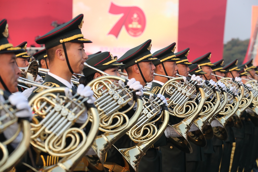 解放軍聯(lián)合軍樂團(tuán)在廣場就位后進(jìn)行準(zhǔn)備工作和試奏。據(jù)了解，解放軍聯(lián)合軍樂團(tuán)此次演奏是從開國大典至今歷次閱兵以來演奏曲目最多的一次，不少曲目是為此次閱兵量身打造的全新作品，此次也是歷次女演奏員最多的一次。