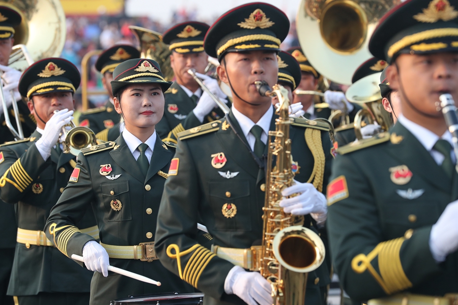 解放軍聯(lián)合軍樂團(tuán)在廣場就位后進(jìn)行準(zhǔn)備工作和試奏。據(jù)了解，解放軍聯(lián)合軍樂團(tuán)此次演奏是從開國大典至今歷次閱兵以來演奏曲目最多的一次，不少曲目是為此次閱兵量身打造的全新作品，此次也是歷次女演奏員最多的一次。