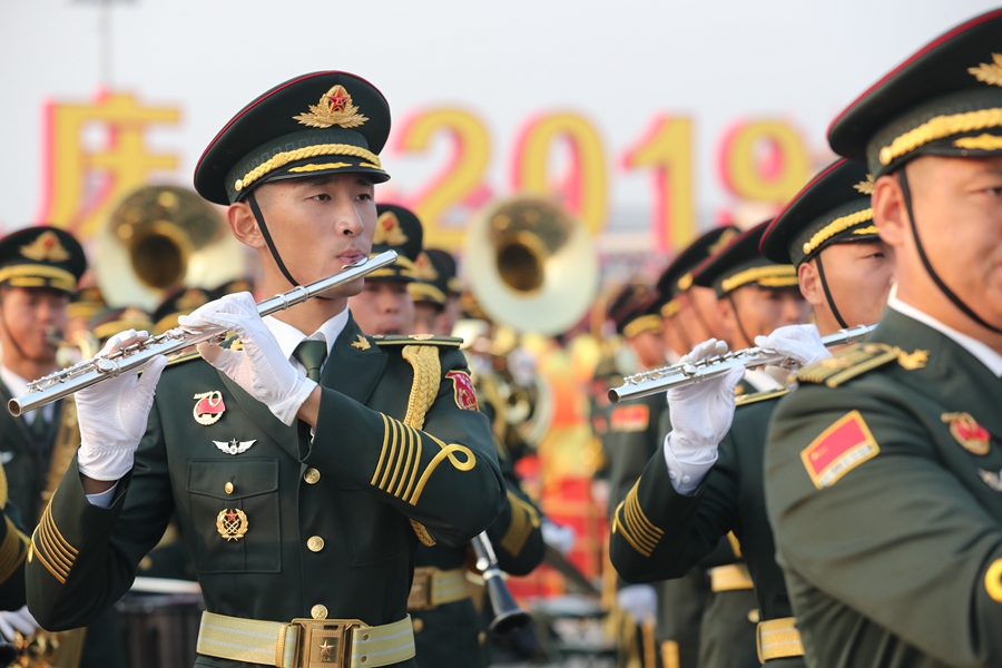 解放軍聯(lián)合軍樂團(tuán)在廣場就位后進(jìn)行準(zhǔn)備工作和試奏。據(jù)了解，解放軍聯(lián)合軍樂團(tuán)此次演奏是從開國大典至今歷次閱兵以來演奏曲目最多的一次，不少曲目是為此次閱兵量身打造的全新作品，此次也是歷次女演奏員最多的一次。