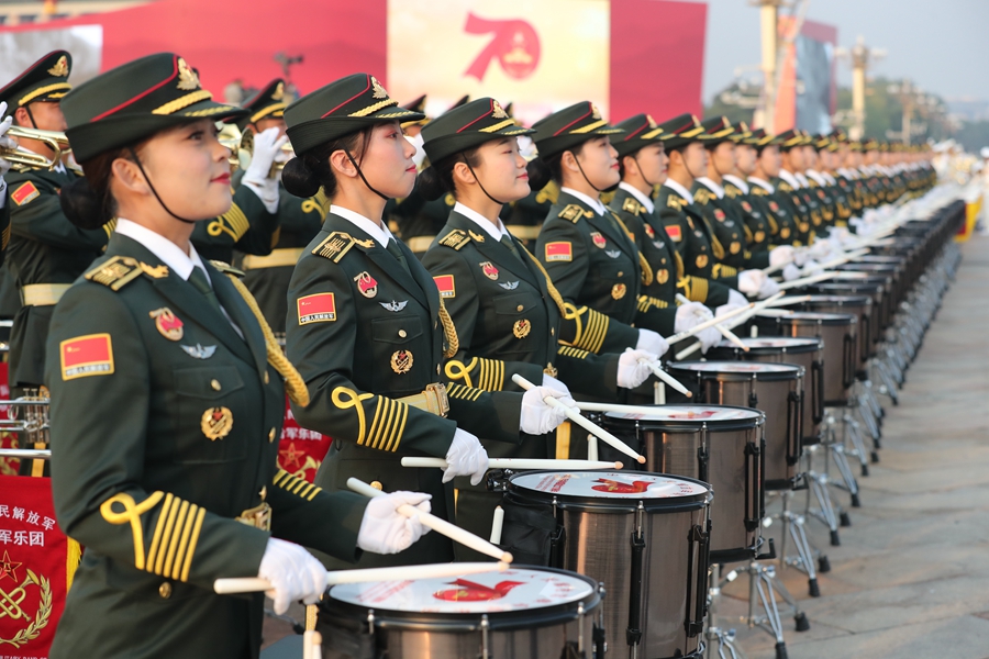 解放軍聯(lián)合軍樂團(tuán)在廣場就位后進(jìn)行準(zhǔn)備工作和試奏。據(jù)了解，解放軍聯(lián)合軍樂團(tuán)此次演奏是從開國大典至今歷次閱兵以來演奏曲目最多的一次，不少曲目是為此次閱兵量身打造的全新作品，此次也是歷次女演奏員最多的一次。