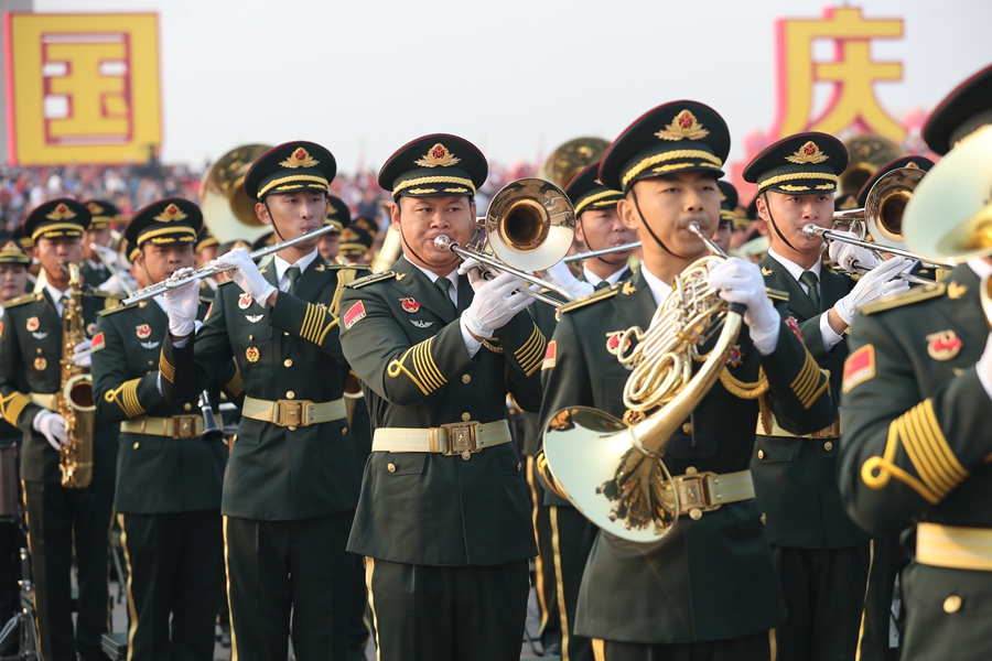 解放軍聯(lián)合軍樂團(tuán)在廣場就位后進(jìn)行準(zhǔn)備工作和試奏。據(jù)了解，解放軍聯(lián)合軍樂團(tuán)此次演奏是從開國大典至今歷次閱兵以來演奏曲目最多的一次，不少曲目是為此次閱兵量身打造的全新作品，此次也是歷次女演奏員最多的一次。