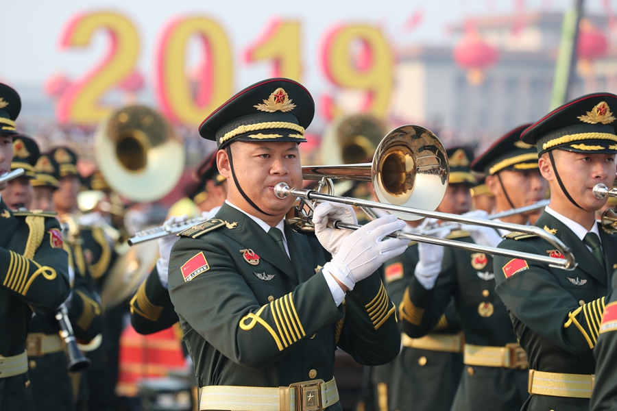 解放軍聯(lián)合軍樂團(tuán)在廣場就位后進(jìn)行準(zhǔn)備工作和試奏。據(jù)了解，解放軍聯(lián)合軍樂團(tuán)此次演奏是從開國大典至今歷次閱兵以來演奏曲目最多的一次，不少曲目是為此次閱兵量身打造的全新作品，此次也是歷次女演奏員最多的一次。