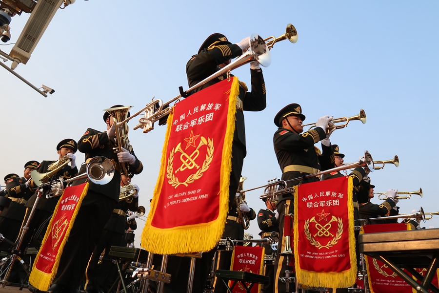 解放軍聯(lián)合軍樂團(tuán)在廣場就位后進(jìn)行準(zhǔn)備工作和試奏。據(jù)了解，解放軍聯(lián)合軍樂團(tuán)此次演奏是從開國大典至今歷次閱兵以來演奏曲目最多的一次，不少曲目是為此次閱兵量身打造的全新作品，此次也是歷次女演奏員最多的一次。