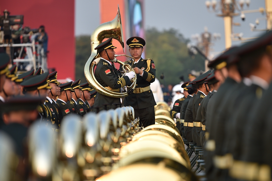 解放軍聯(lián)合軍樂團(tuán)在廣場就位后進(jìn)行準(zhǔn)備工作和試奏。據(jù)了解，解放軍聯(lián)合軍樂團(tuán)此次演奏是從開國大典至今歷次閱兵以來演奏曲目最多的一次，不少曲目是為此次閱兵量身打造的全新作品，此次也是歷次女演奏員最多的一次。