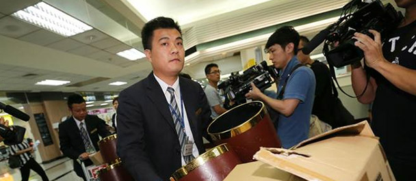 禮儀公司帶著遺體袋、骨灰壇協(xié)助處理善后