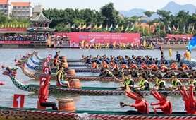 2018海峽兩岸龍舟賽開幕，53支隊(duì)伍競(jìng)渡   組圖