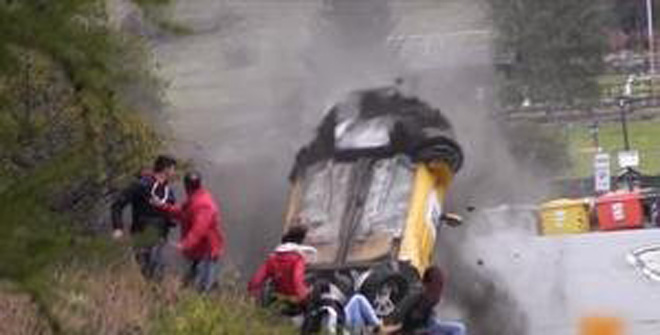 史上最幸運(yùn)撞車！圍觀群眾躲過一劫
