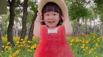 把夏天穿身上！寶媽給3歲女兒拍創(chuàng)意果蔬照