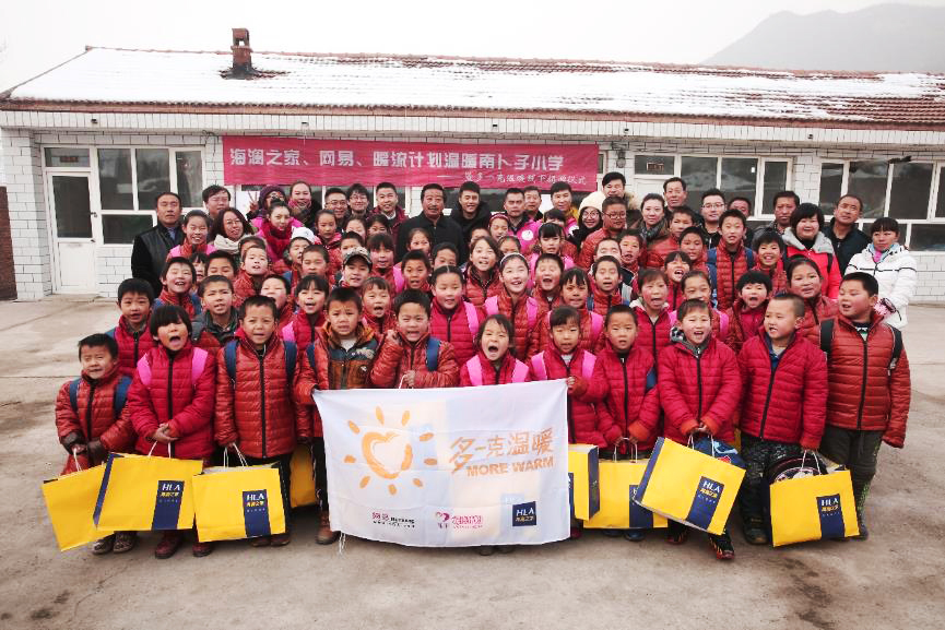 2015年12月1日凌晨五點(diǎn)，“多一克溫暖”公益行動的捐贈團(tuán)隊(duì)從北京出發(fā)，驅(qū)車四個小時來到了150公里外的南卜子小學(xué)，這是河北赤城縣14個村落里唯一的山村小學(xué)。青年演員杜淳也加入了這次溫暖行動。