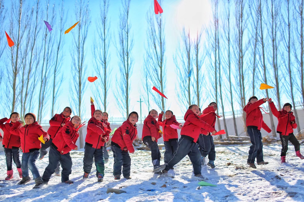 2017年11月15日， “多一克溫暖”公益行動走進(jìn)北疆地區(qū)，實(shí)現(xiàn)了從物質(zhì)捐贈到“物質(zhì)+精神”溫暖的升級。 “體操冠軍”楊威、好妹妹樂隊(duì)等傾情加盟，不僅為孩子們帶來加厚羽絨服和御寒物資，還準(zhǔn)備了溫暖的課堂。