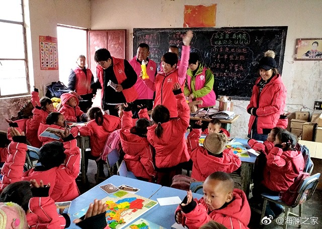2018年，由海瀾之家攜手網(wǎng)易新聞打造的“多一課溫暖”課程平臺讓一間間溫暖的課堂走向深山與邊陲。帶著貼合孩子教育需求的線上內(nèi)容和教師、各領(lǐng)域KOL及愛心人士組成的愛心團(tuán)隊(duì)，海瀾之家用實(shí)際行動為孩子的教育加溫，踐行“多一克溫暖”。