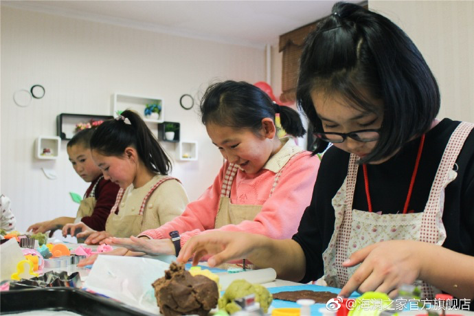 在北京，孩子們上了一節(jié)別開生面的廚藝課——手工DIY餅干。孩子們腦洞大開親自上手，從制作到出爐不僅留下了噴香的餅干，還留下了珍貴的回憶。親手做的餅干孩子們舍不得獨(dú)享，成為了回程路上最重要的“伴手禮”