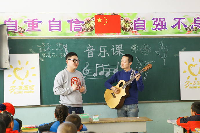 “多一克溫暖”公益活動的老朋友好妹妹樂隊(duì)，為孩子們帶來了音樂和繪畫課，用音符溫暖孩子們的心靈，用畫筆繪出更繽紛的世界。不斷匯聚的愛心，讓寒冷的北疆進(jìn)入到更多人的視野當(dāng)中，也讓孩子們臉上的笑容更燦爛。