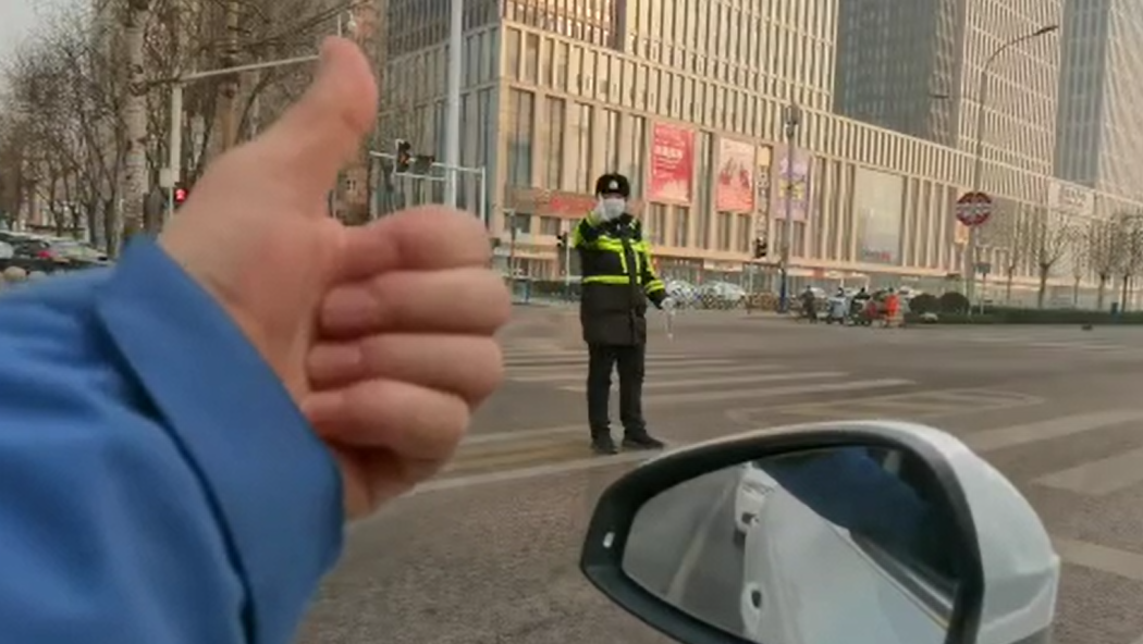 石家莊路人和交警的這個(gè)“暗號”，真暖！