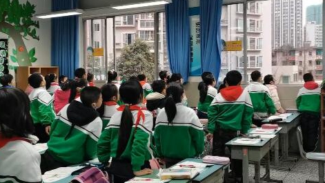 課上到一半，同學(xué)們卻把頭望向了外面！校長說：點贊！