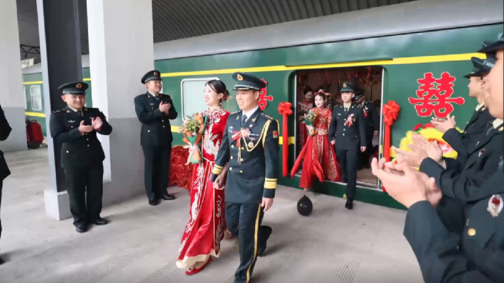 火車當(dāng)“婚車”，東風(fēng)快遞員最有排面的“幸福軍列”