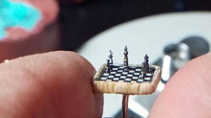 比指甲蓋還??！ 土耳其微雕藝術(shù)家雕出超小國際象棋