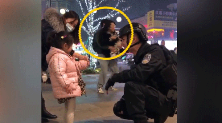 女子被特警圈粉蹲地拍照不想走，男友接下來的舉動驚呆網(wǎng)友