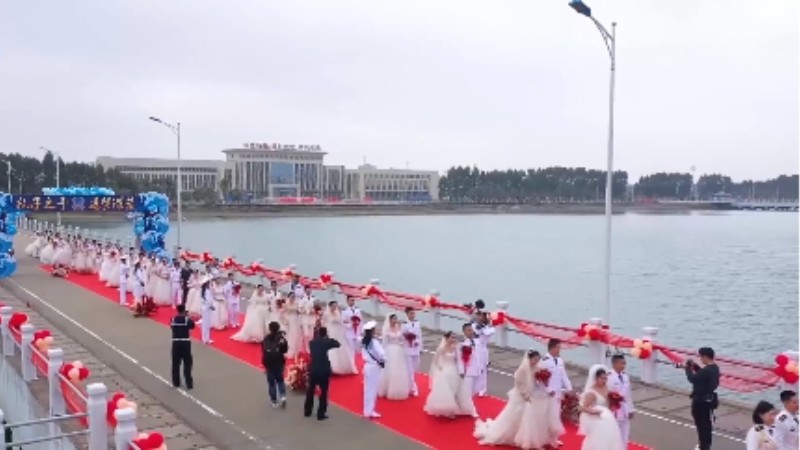 乘風破浪來娶你！海軍某部30對新人舉行集體婚禮