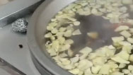 沈陽一企業(yè)熬740鍋紅糖水送26個檢測點，用了千斤紅糖200斤姜