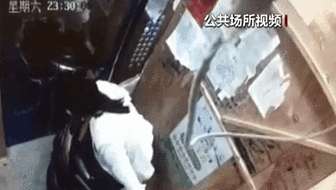 電梯內(nèi)突發(fā)自燃 電動(dòng)車進(jìn)樓怎么禁？ 發(fā)現(xiàn)電瓶車有起火苗頭應(yīng)立刻撤離