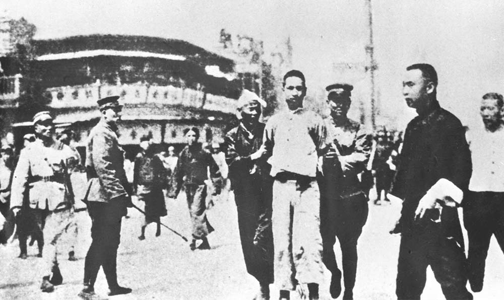 1927年4月12日 “四?一二”反革命政變，國民黨反動派捕殺大批共產(chǎn)黨員和工人、學(xué)生、群眾