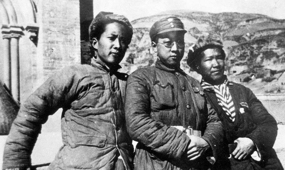 延安魯迅藝術(shù)文學(xué)院托兒所的阿姨和孩子們。