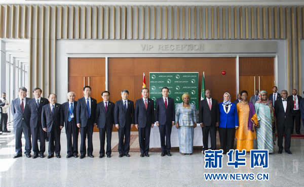 5月5日，中國(guó)國(guó)務(wù)院總理李克強(qiáng)在亞的斯亞貝巴非洲聯(lián)盟總部會(huì)見(jiàn)非盟委員會(huì)主席祖馬。這是會(huì)見(jiàn)后，李克強(qiáng)同祖馬參加集體合影。新華社記者王曄攝