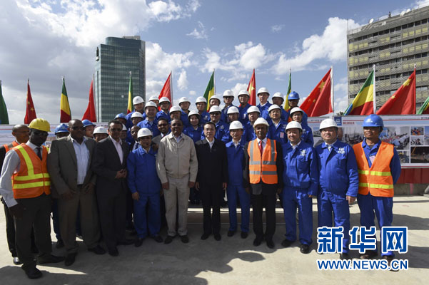 這是李克強(qiáng)同海爾馬里亞姆與施工人員合影留念。新華社記者 李學(xué)仁 攝