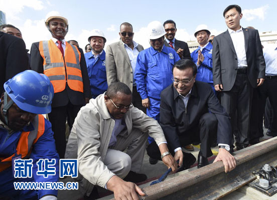 看到中埃雙方員工正在鋪軌作業(yè)，李克強(qiáng)同海爾馬里亞姆一起拿起扳手，擰緊螺絲。新華社記者 李學(xué)仁 攝