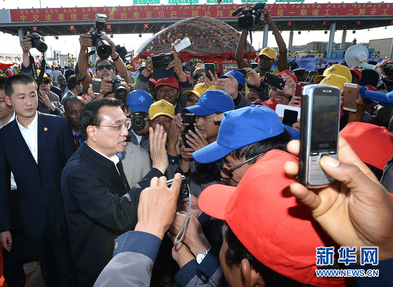 5月5日，中國(guó)國(guó)務(wù)院總理李克強(qiáng)與埃塞俄比亞總理海爾馬里亞姆共同出席亞的斯亞貝巴-阿達(dá)瑪高速公路一期竣工揭牌典禮，并為二期工程開(kāi)工奠基剪彩。這是典禮結(jié)束后，李克強(qiáng)同工程施工人員親切交談。新華社記者 李濤 攝 