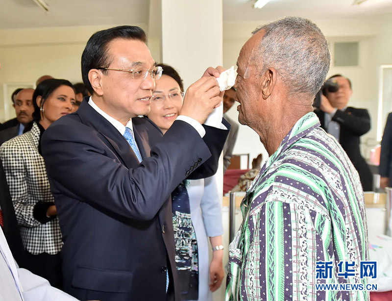 5月6日，國務(wù)院總理李克強(qiáng)與埃塞俄比亞總統(tǒng)穆拉圖一同來到亞的斯亞貝巴阿勒塔醫(yī)院，看望受益于中國免費(fèi)白內(nèi)障手術(shù)“光明行”活動的埃塞俄比亞患者。這是李克強(qiáng)親手為接受中國醫(yī)生手術(shù)的埃塞俄比亞白內(nèi)障患者拆開紗布。 新華社記者 李濤 攝 