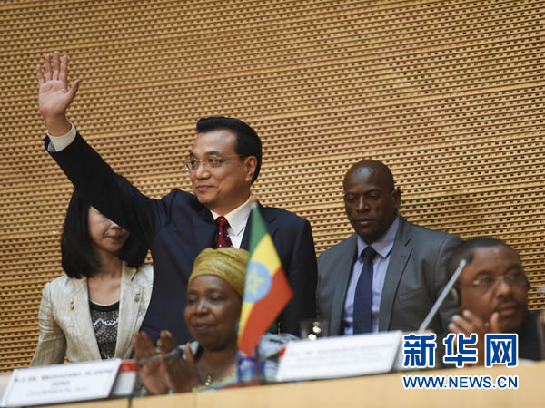 5月5日，中國國務(wù)院總理李克強在位于亞的斯亞貝巴的非洲聯(lián)盟總部發(fā)表題為《開創(chuàng)中非合作更加美好的未來》的演講。這是李克強步入會場時向聽眾揮手致意。新華社記者 李學(xué)仁 攝 