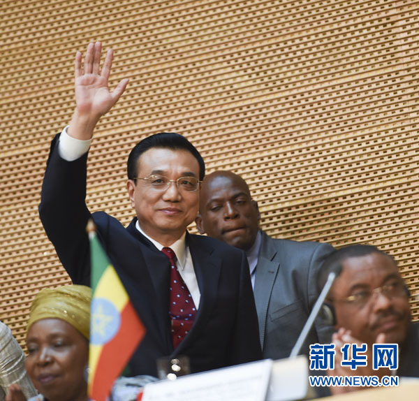 5月5日，中國國務(wù)院總理李克強在位于亞的斯亞貝巴的非洲聯(lián)盟總部發(fā)表題為《開創(chuàng)中非合作更加美好的未來》的演講。這是李克強步入會場時向聽眾揮手致意。新華社記者 李學(xué)仁 攝 