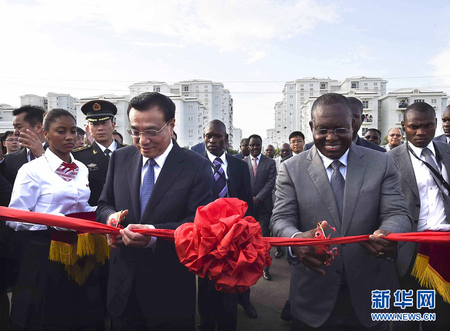 這是李克強和安哥拉副總統(tǒng)維森特共同為學(xué)校建校開學(xué)剪彩。新華社記者李學(xué)仁攝