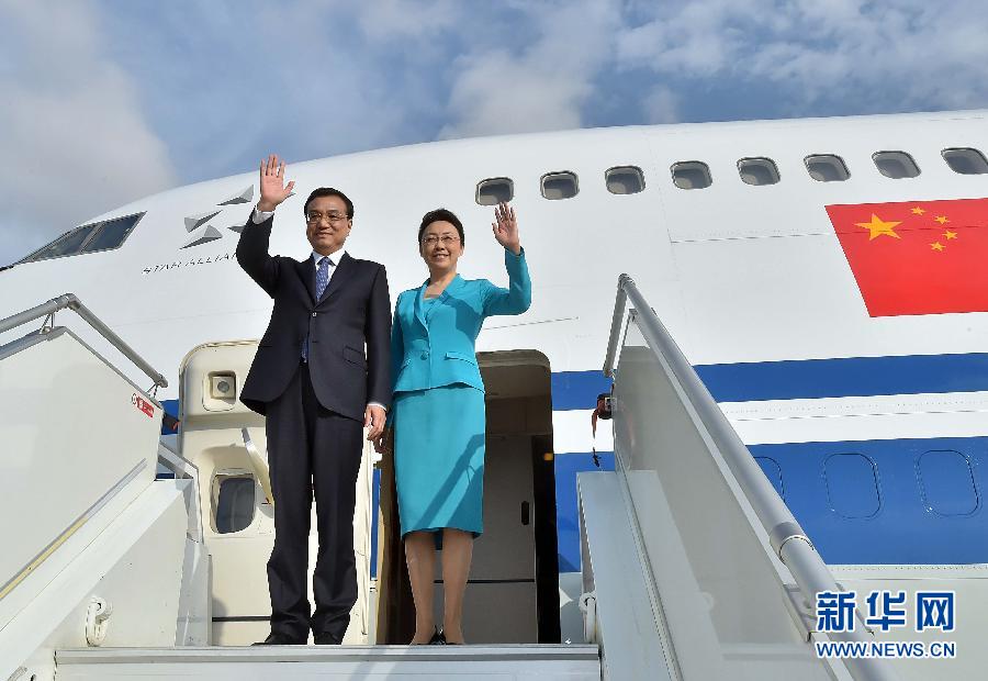 5月8日，應(yīng)安哥拉總統(tǒng)多斯桑托斯邀請(qǐng)，中國(guó)國(guó)務(wù)院總理李克強(qiáng)乘專機(jī)抵達(dá)羅安達(dá)二月四日國(guó)際機(jī)場(chǎng)，開(kāi)始對(duì)安哥拉進(jìn)行正式訪問(wèn)。李克強(qiáng)總理夫人程虹同機(jī)抵達(dá)。新華社記者 李濤 攝 